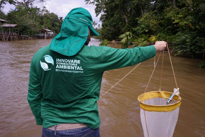 Profissional da Innovare realizando coleta em campo