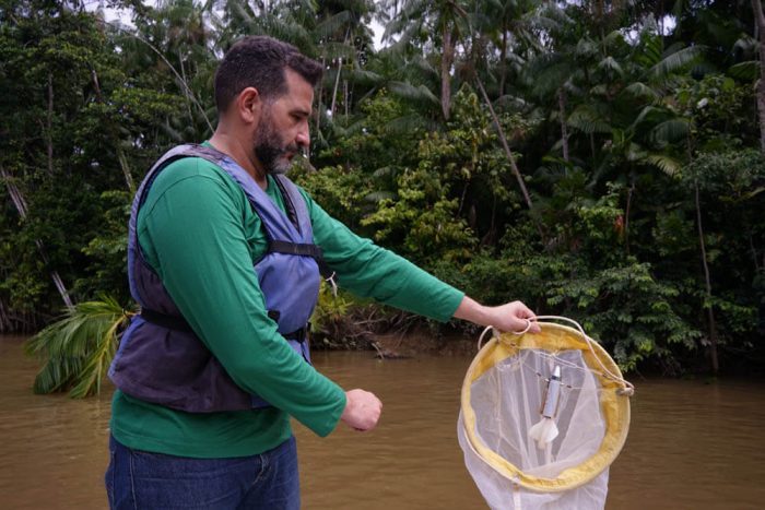 Coleta de plâncton com rede em rio amazônico